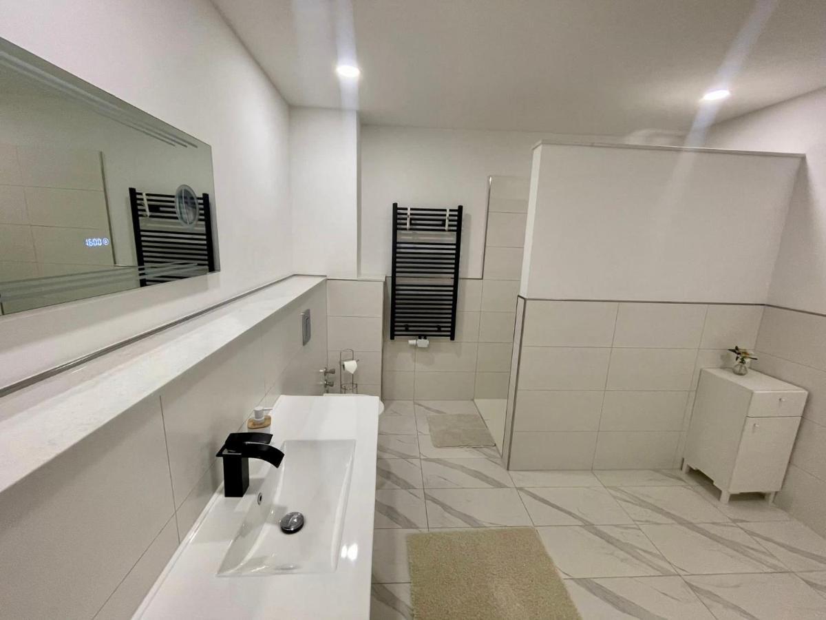 Easystay#4 Home Cinema Ferienwohnung In Kliniknaehe Mit Balkon, Boxspringbett & Netflix باد اوينهاوسن المظهر الخارجي الصورة